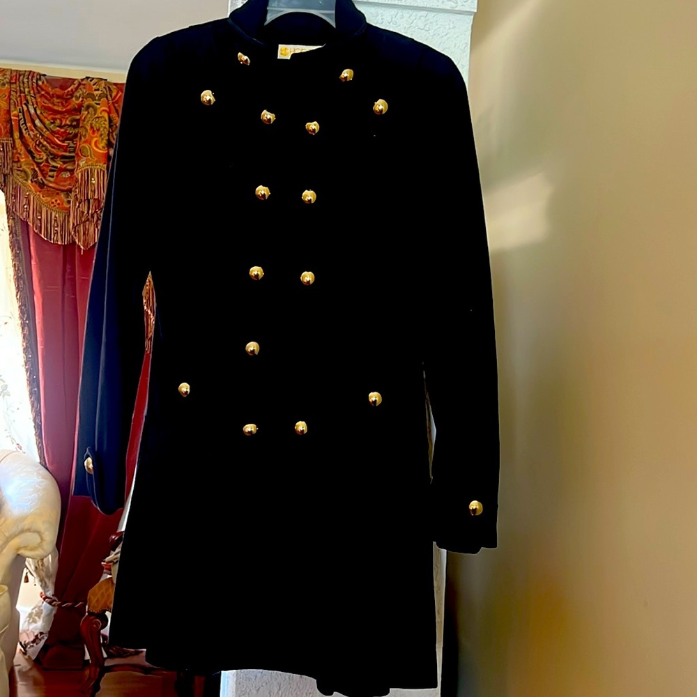 Honee double breasted fastening gold-tone buttons. Black